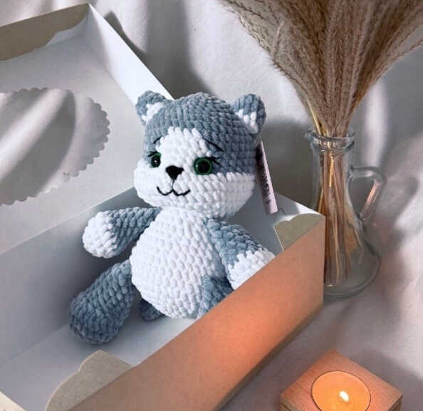 A high-quality preview of the Barsik Cat amigurumi from a side profile, highlighting the structural details of this free pattern. This visualization acts as an artistic reference for makers. We provide this image as a professional concept to inspire your next amigurumi project.