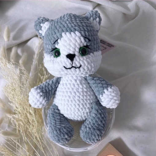 An aesthetic visualization of the Barsik Cat design, perfect for those following our free crochet instructions. This stylistic preview shows the charming character from a top perspective. We share this concept as an inspirational reference for handmade gift ideas.