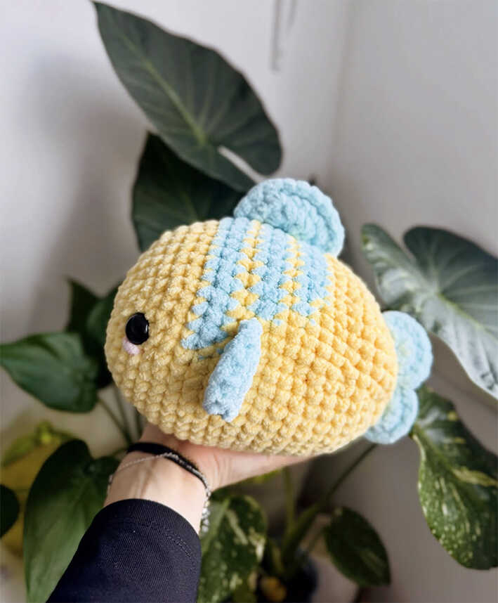 Cute chunky clownfish free amigurumi pattern made with velvet yarn