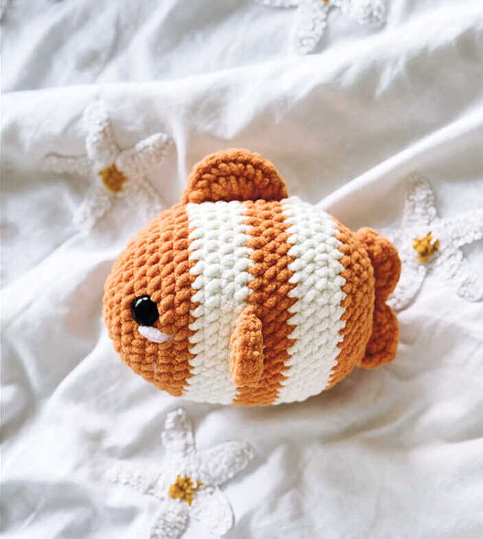 Cute chunky clownfish free amigurumi pattern with soft plush texture